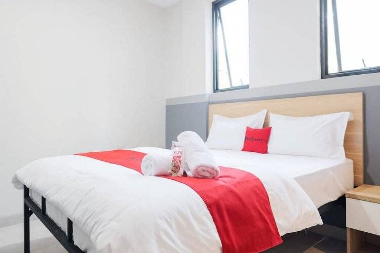 Reddoorz Plus Near Taman Anggrek Mall