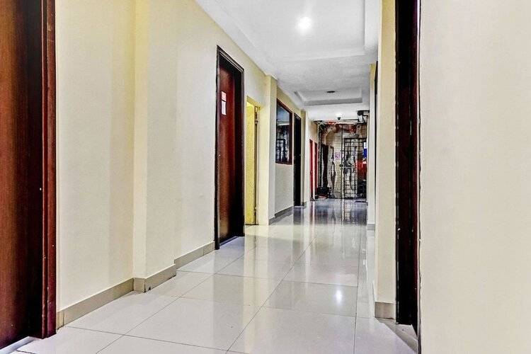 Super Oyo 90692 Point Hostel