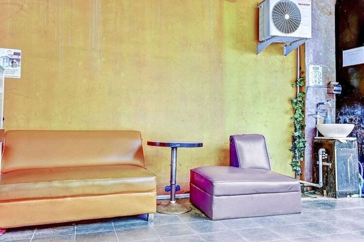 Super Oyo 90692 Point Hostel