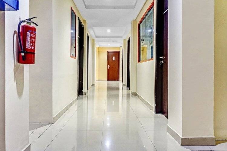 Super Oyo 90692 Point Hostel