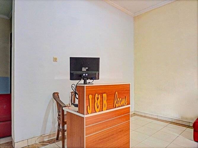 Super Oyo 91535 J&B Rooms Tomang