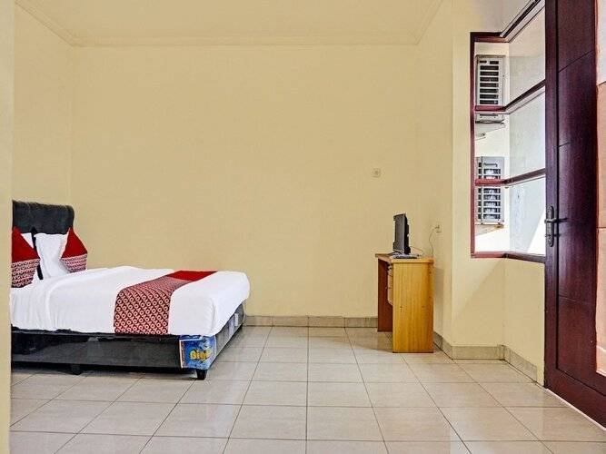 Super Oyo 91535 J&B Rooms Tomang