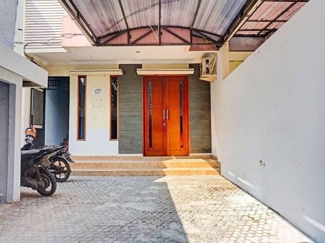 Super Oyo 91535 J&B Rooms Tomang