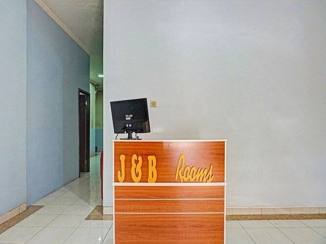 Super Oyo 91535 J&B Rooms Tomang