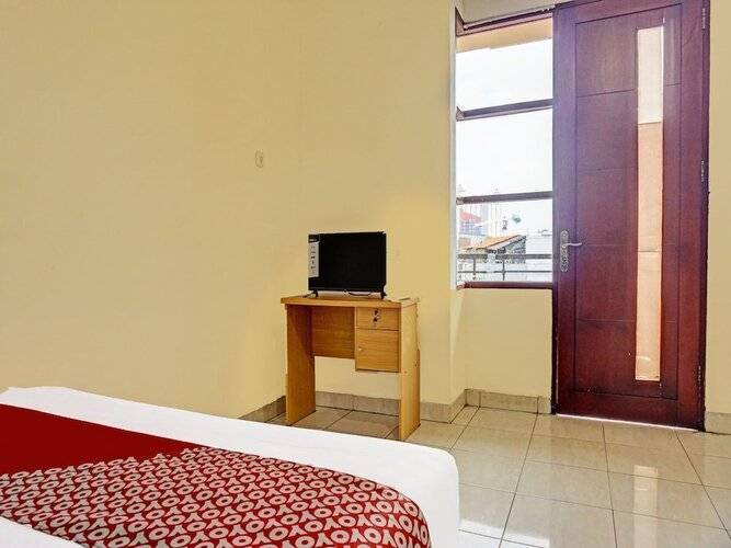 Super Oyo 91535 J&B Rooms Tomang