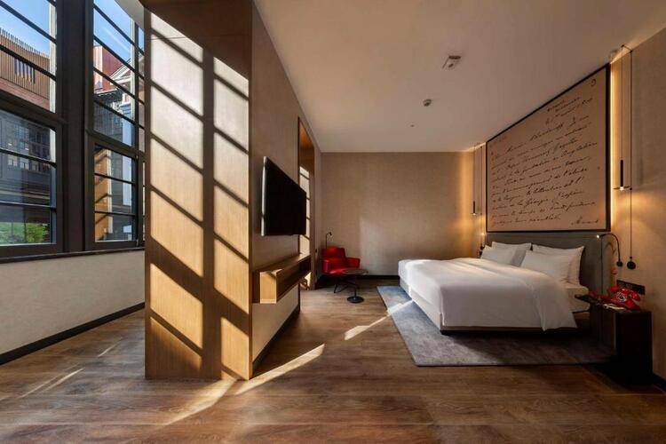 Radisson Red