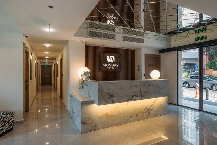 Hotel Monday