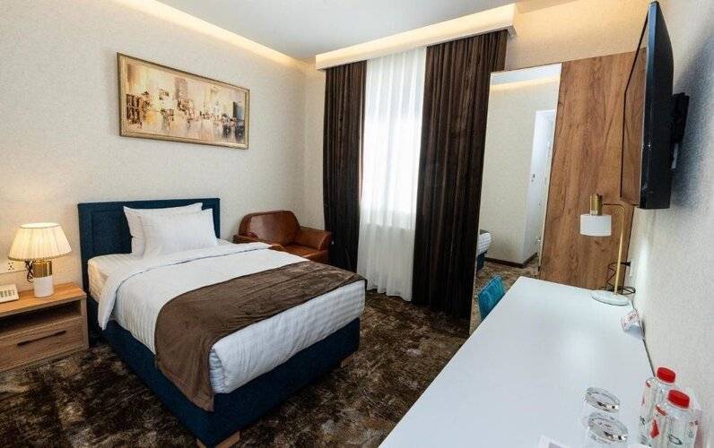 Garnet Mir Hotel