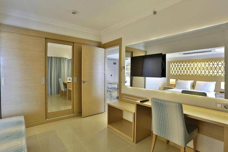 Aurasia Deluxe Hotel