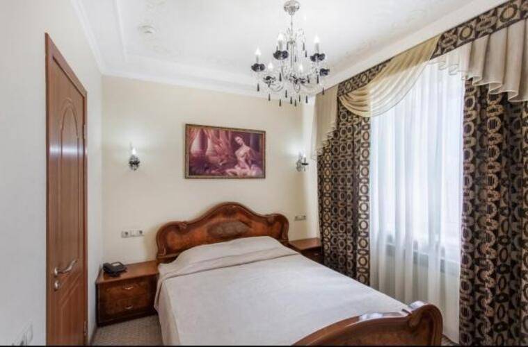 Алекс Холл
