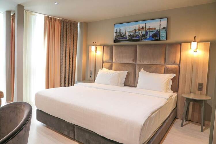 Pasaport Pier Hotel