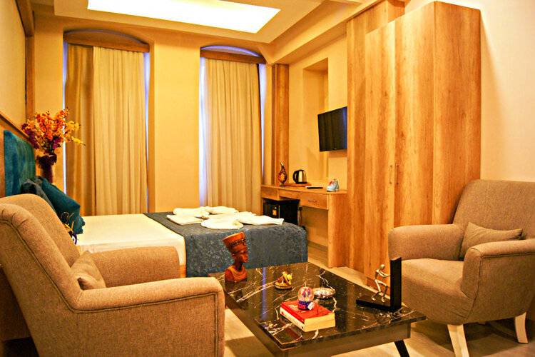 Destinia Pera Suites