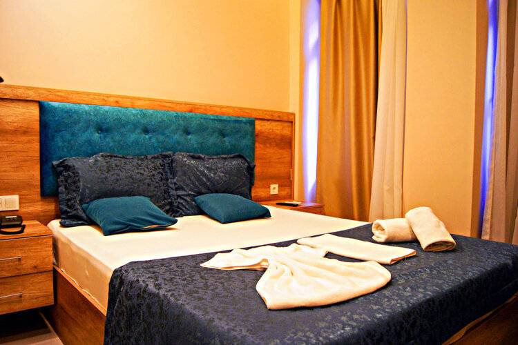 Destinia Pera Suites