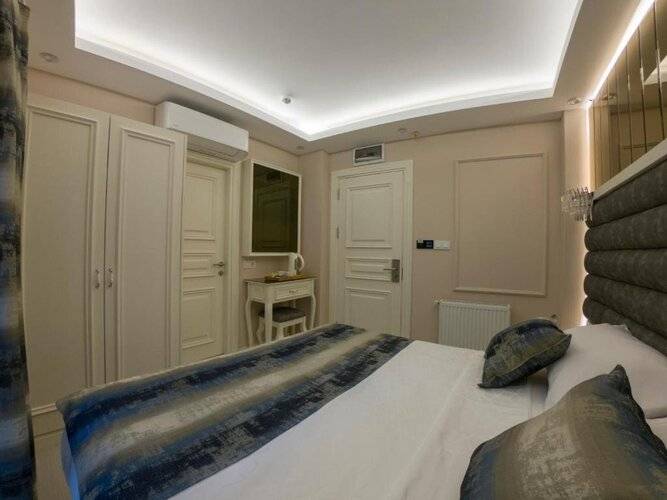 Crowned Hotel