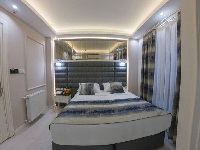 Crowned Hotel