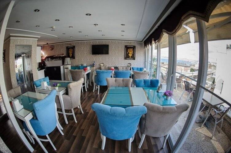 Crowned Hotel