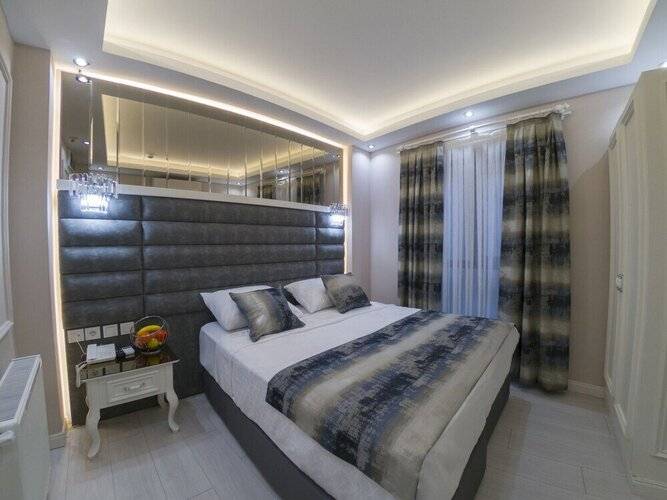 Crowned Hotel