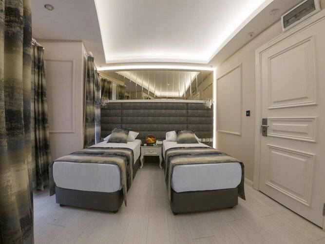 Crowned Hotel