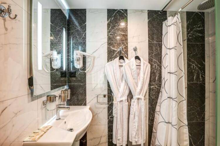 Mops Hotel And Spa (Мопс)