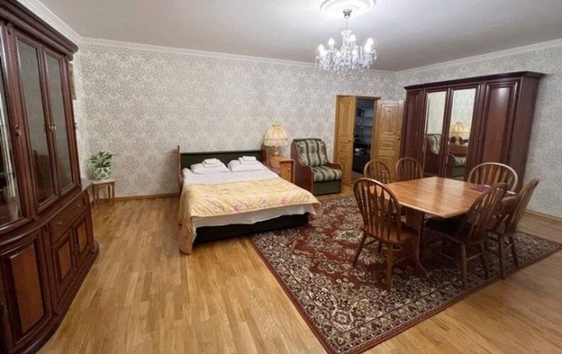 У Площади Восстания