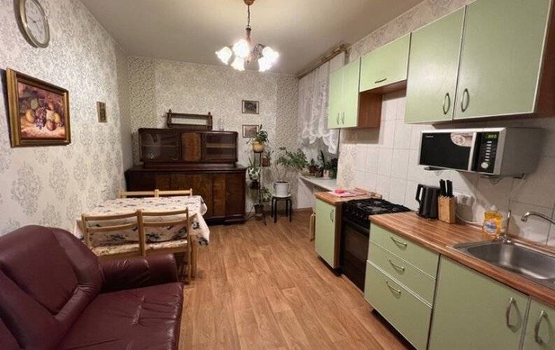 У Площади Восстания