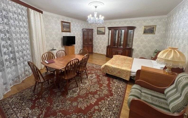 У Площади Восстания