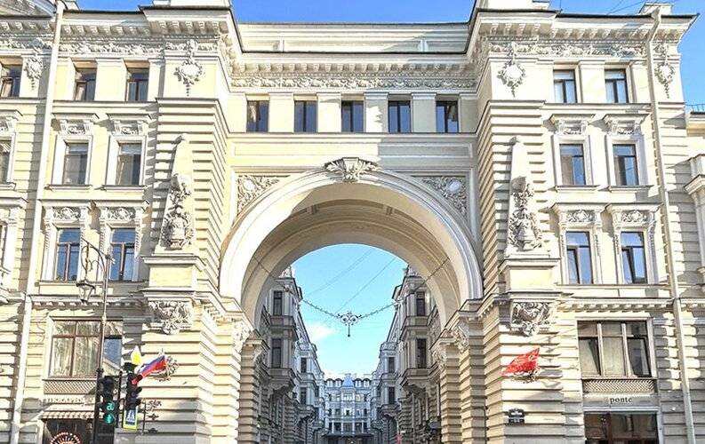 У Михайловского Замка
