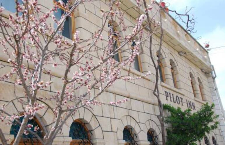 Pilot Inn Cave & Hotel