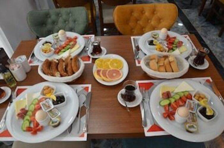 Piyes Otel