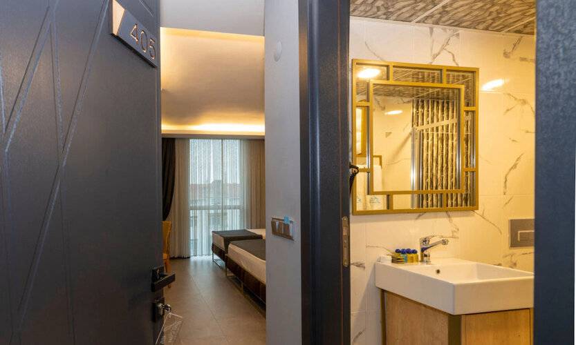 Fly And Stay Airport Hotel