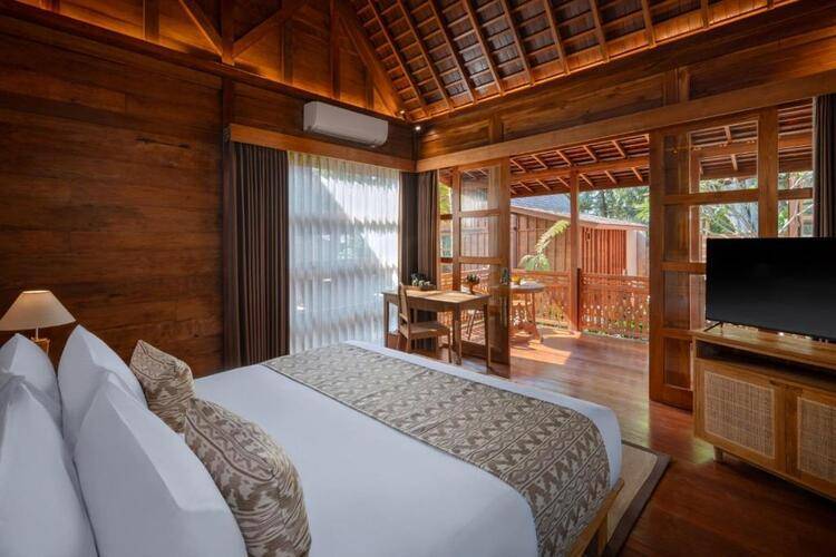 Unagi Wooden Villa By Emana
