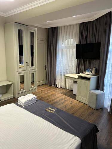Parliament Hotel & Restaurant