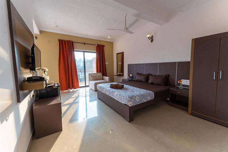 Riverfront Hostel And Suites