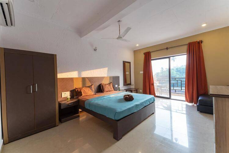 Riverfront Hostel And Suites
