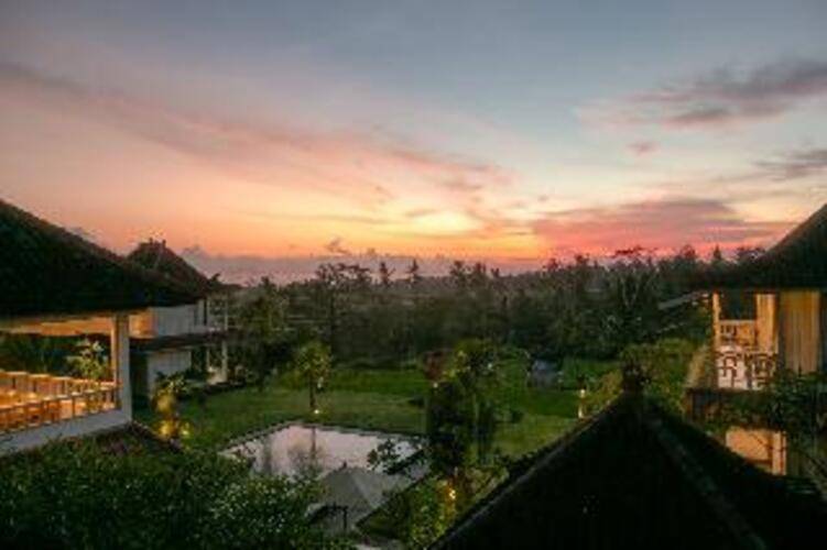 B Saya Villa And Restaurant