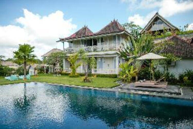 B Saya Villa And Restaurant