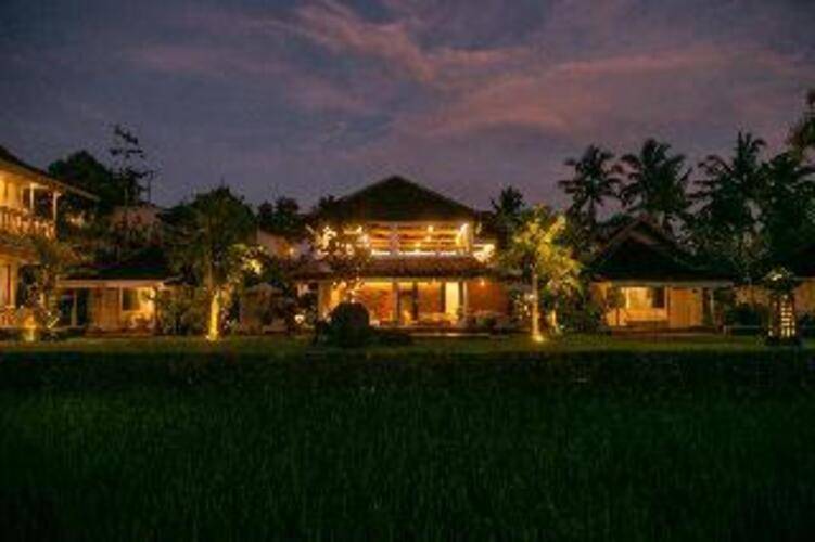 B Saya Villa And Restaurant