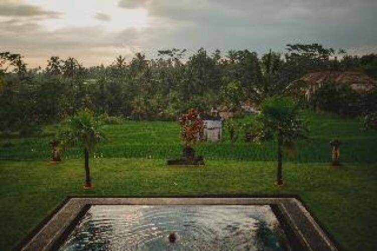 B Saya Villa And Restaurant