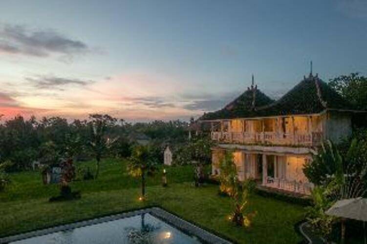 B Saya Villa And Restaurant