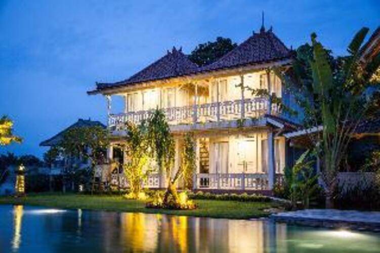 B Saya Villa And Restaurant