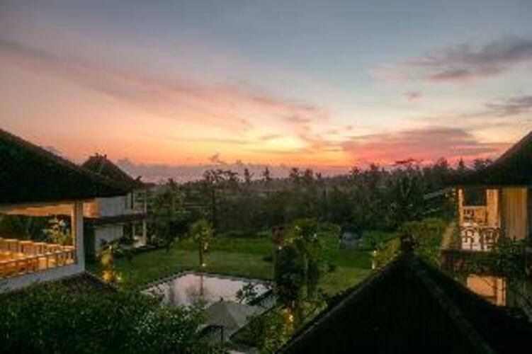B Saya Villa And Restaurant
