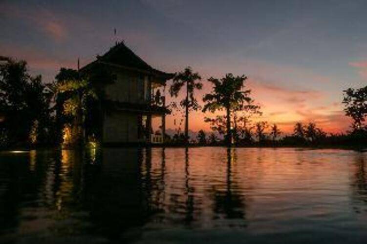 B Saya Villa And Restaurant