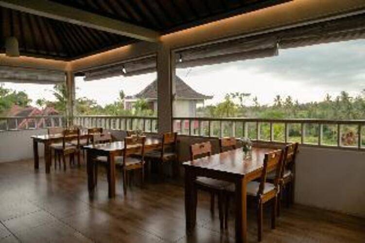 B Saya Villa And Restaurant