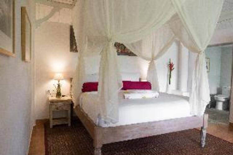 B Saya Villa And Restaurant