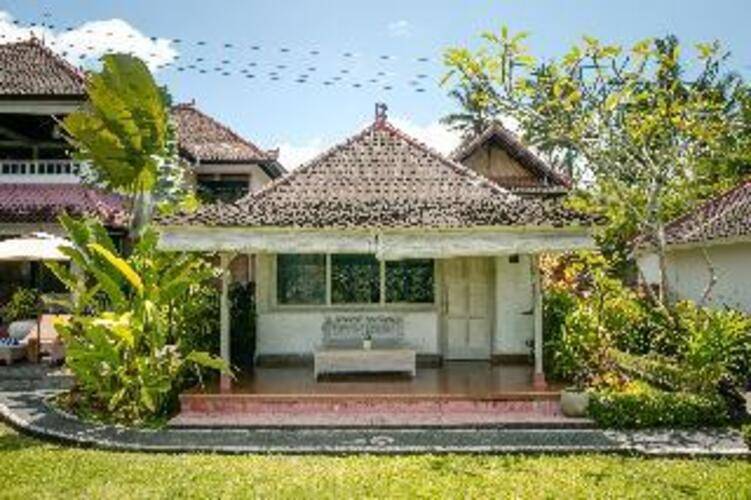 B Saya Villa And Restaurant