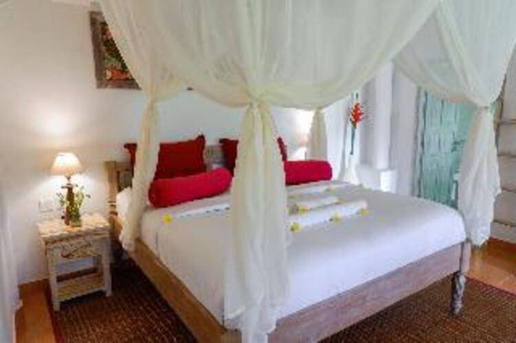 B Saya Villa And Restaurant