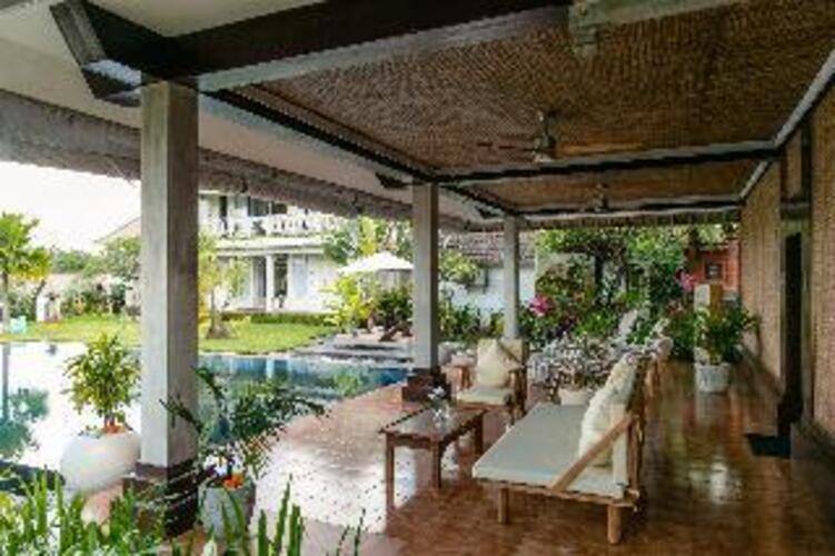 B Saya Villa And Restaurant