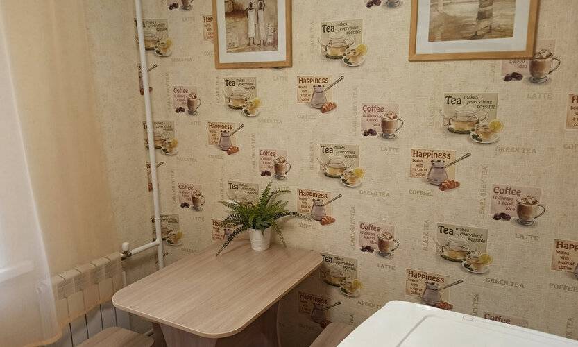 Диван И Чемодан На Красном 59