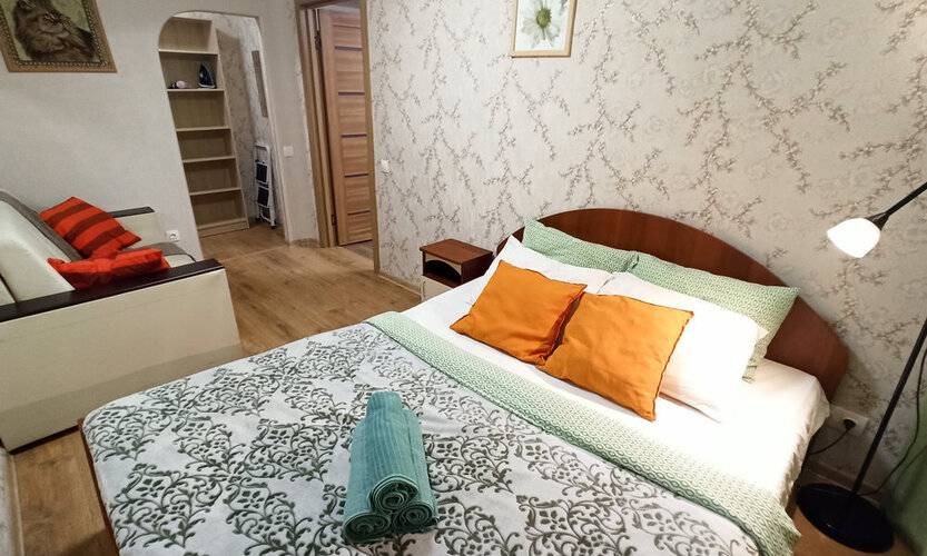 Диван И Чемодан На Красном 59