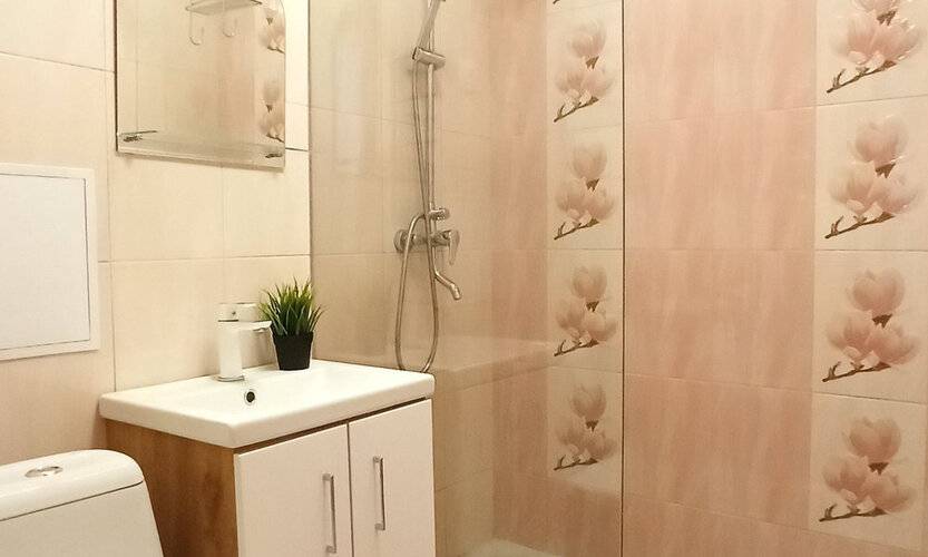 Диван И Чемодан На Красном 59